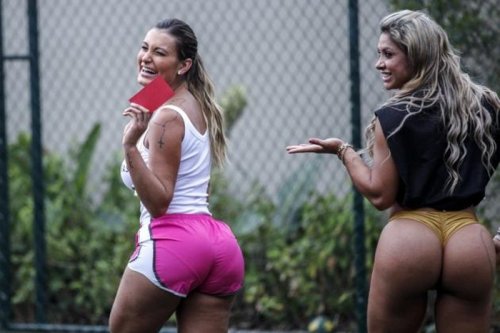 Будущие участницы конкурса попок сыграли в футбол (13 фото)