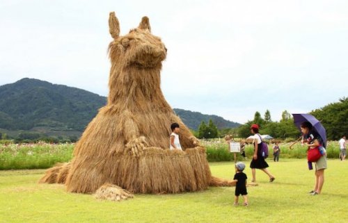 Фестиваль соломенных скульптур в Японии (11 фото)