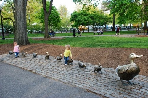 7 Знаменитых статуй, вдохновлённых сказками