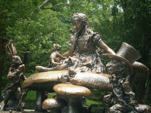 7 Знаменитых статуй, вдохновлённых сказками