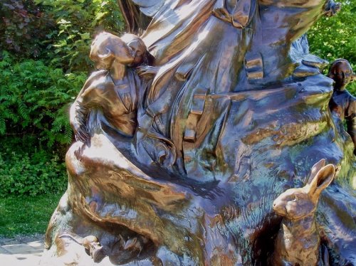 7 Знаменитых статуй, вдохновлённых сказками