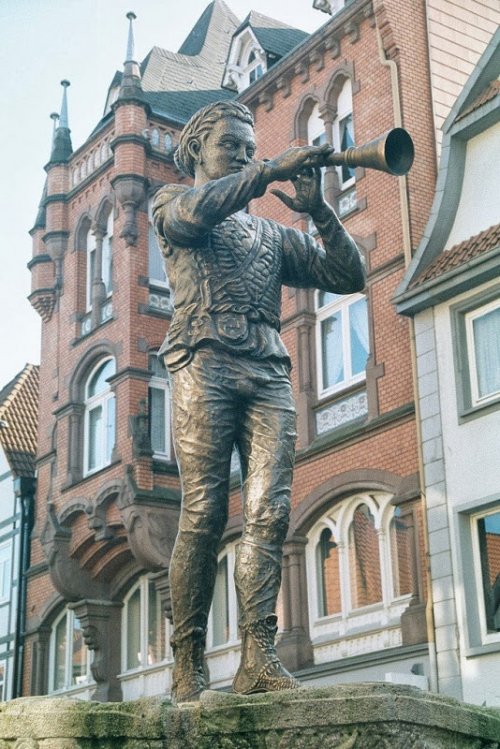 7 Знаменитых статуй, вдохновлённых сказками