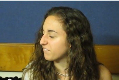 Девушка мастерски пародирует звуки, которые издают животные