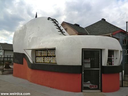 10 Прикольных зданий, которые по форме напоминают продукцию располагающихся в них компаний