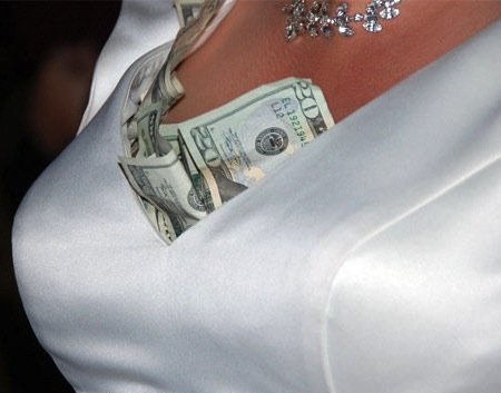 10 Странных вещей, найденных в бюстгальтерах