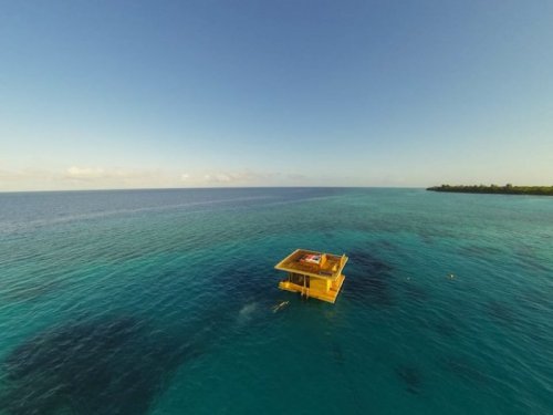 Плавающий мини-отель Manta Resort (12 фото)