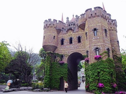Дорогостоящее хобби миллионера: европейские замки в Китае (7 фото)