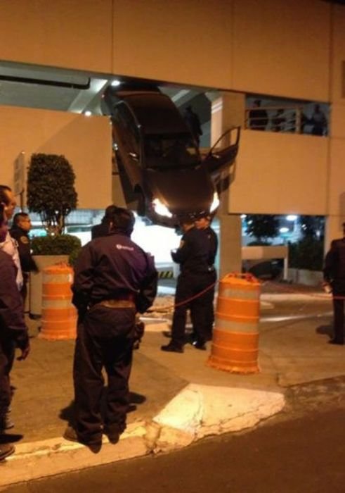 Нестандартные аварии и впечатляющие ДТП (25 фото) Нестандартные аварии и впечатляющие ДТП (25 фото)