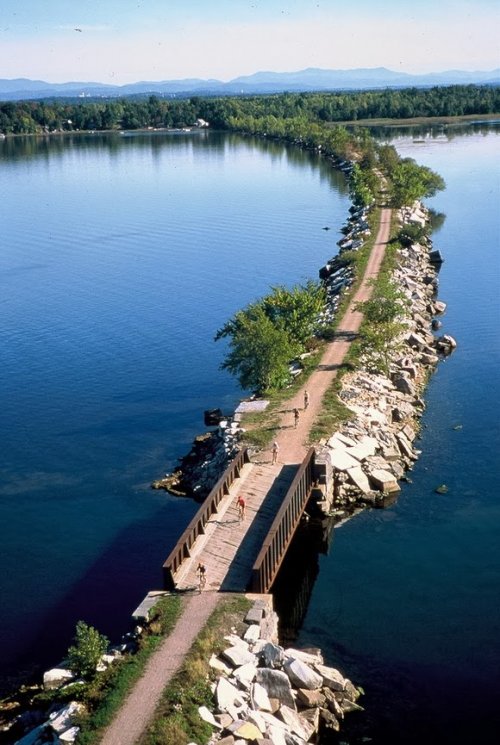 12 Интересных насыпных дорог со всего мира (31 фото)