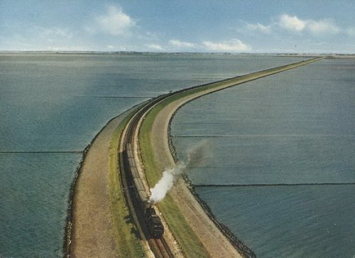 12 Интересных насыпных дорог со всего мира (31 фото)