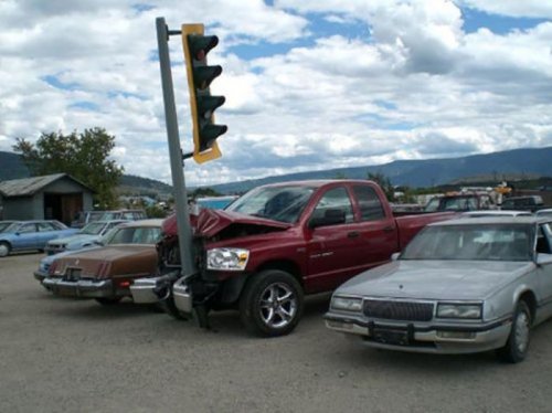 Нестандартные аварии и впечатляющие ДТП (25 фото)