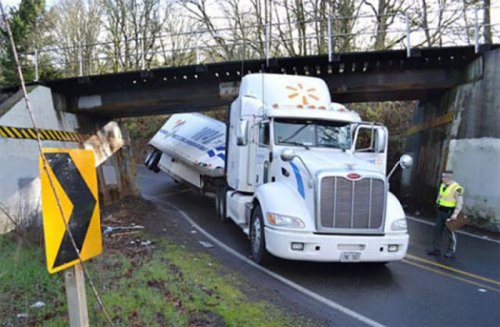 Нестандартные аварии и впечатляющие ДТП (25 фото)