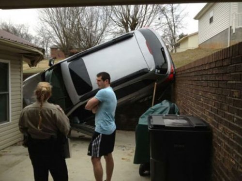 Нестандартные аварии и впечатляющие ДТП (25 фото)