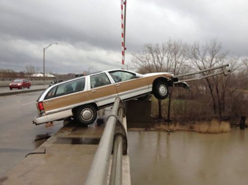 Нестандартные аварии и впечатляющие ДТП (25 фото)