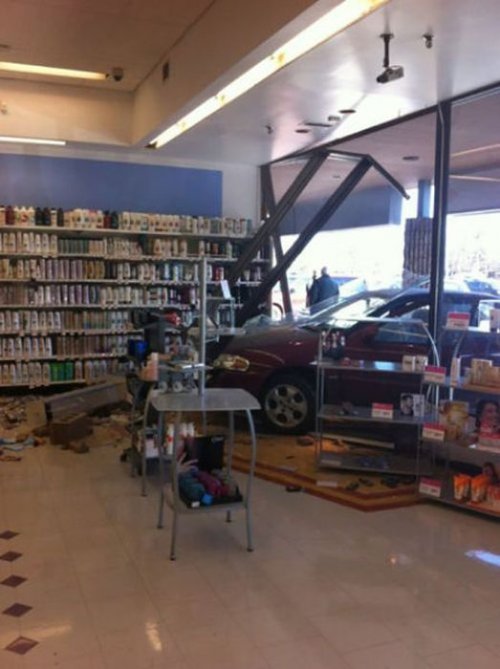 Нестандартные аварии и впечатляющие ДТП (25 фото)