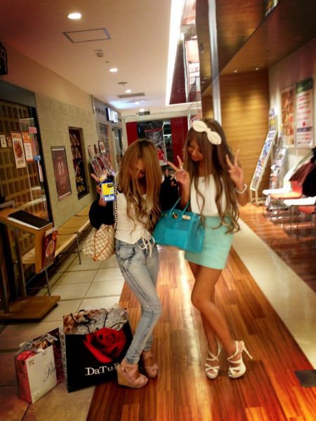 Новый странный фототренд среди японской молодёжи (28 фото)