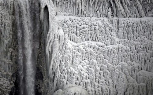 Аномальные морозы превратили Ниагару в огромную сосульку (8 фото)