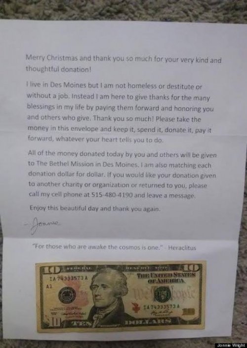 Бизнесмен из штата Айова притворяется бездомным и награждает щедрых прохожих (2 фото)