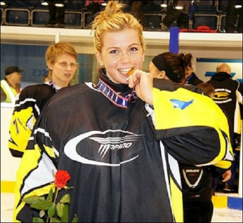 Симпатичная блондинка необычной профессии (11 фото)