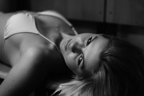 Симпатичная блондинка необычной профессии (11 фото)