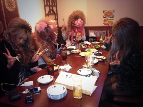 Новый странный фототренд среди японской молодёжи (28 фото)