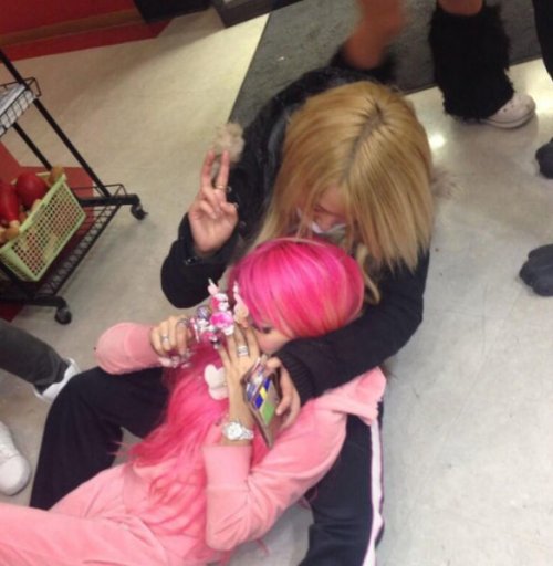 Новый странный фототренд среди японской молодёжи (28 фото)