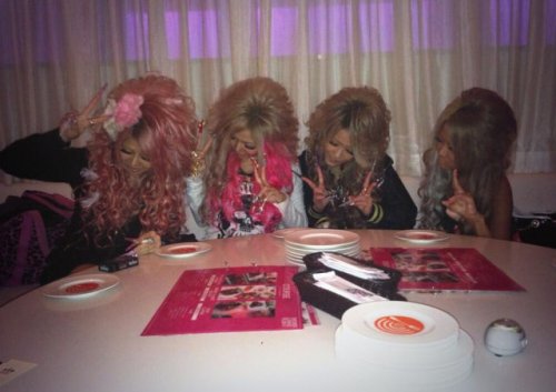 Новый странный фототренд среди японской молодёжи (28 фото)