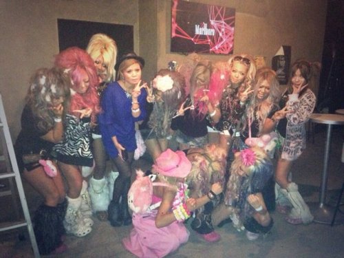 Новый странный фототренд среди японской молодёжи (28 фото)