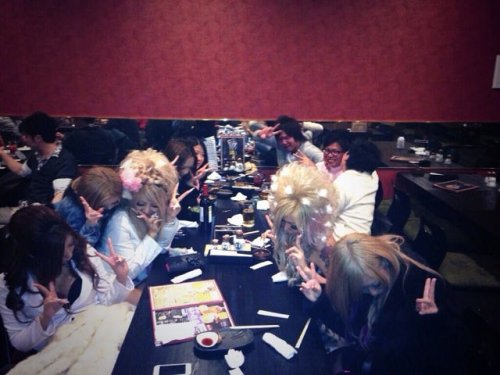 Новый странный фототренд среди японской молодёжи (28 фото)