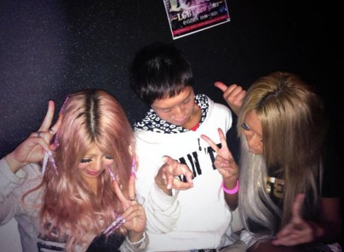 Новый странный фототренд среди японской молодёжи (28 фото)