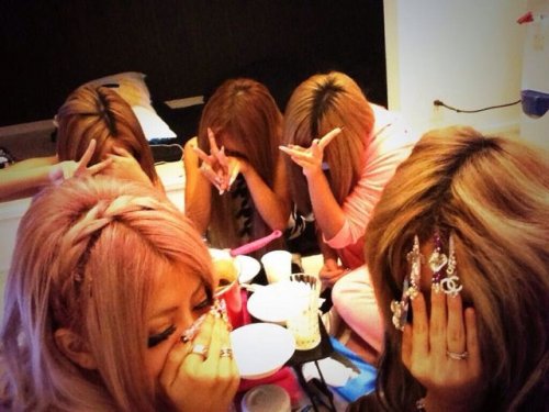 Новый странный фототренд среди японской молодёжи (28 фото)