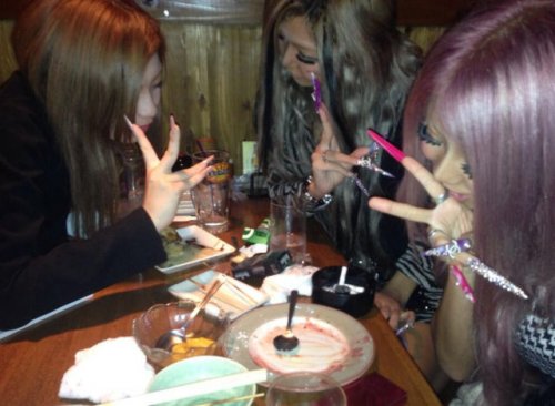 Новый странный фототренд среди японской молодёжи (28 фото)