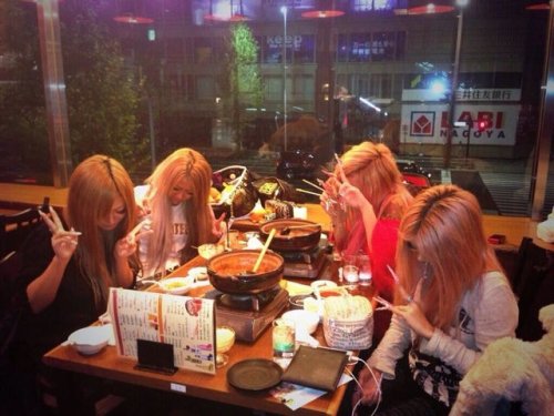 Новый странный фототренд среди японской молодёжи (28 фото)