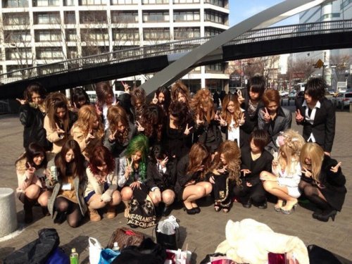 Новый странный фототренд среди японской молодёжи (28 фото)