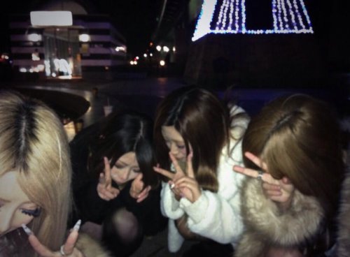 Новый странный фототренд среди японской молодёжи (28 фото)