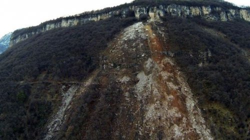 В Италии кусок скалы упал на ферму (16 фото + видео)