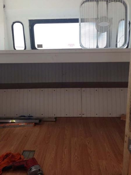 Школьный автобус, переделанный в дом на колёсах (20 фото) Школьный автобус, переделанный в дом на колёсах (20 фото)