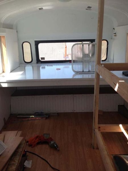 Школьный автобус, переделанный в дом на колёсах (20 фото) Школьный автобус, переделанный в дом на колёсах (20 фото)