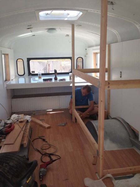 Школьный автобус, переделанный в дом на колёсах (20 фото) Школьный автобус, переделанный в дом на колёсах (20 фото)