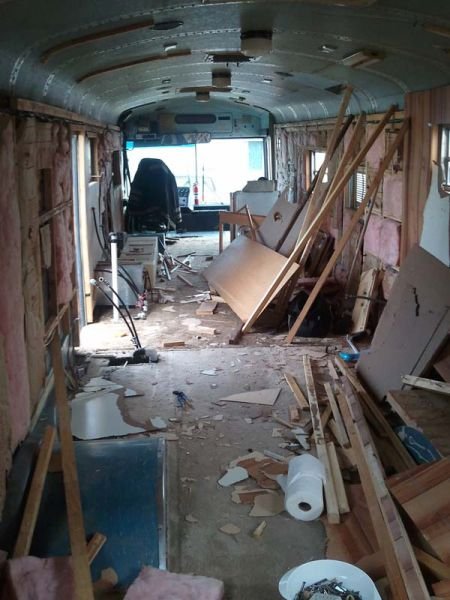 Школьный автобус, переделанный в дом на колёсах (20 фото) Школьный автобус, переделанный в дом на колёсах (20 фото)