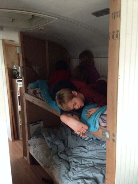 Школьный автобус, переделанный в дом на колёсах (20 фото) Школьный автобус, переделанный в дом на колёсах (20 фото)