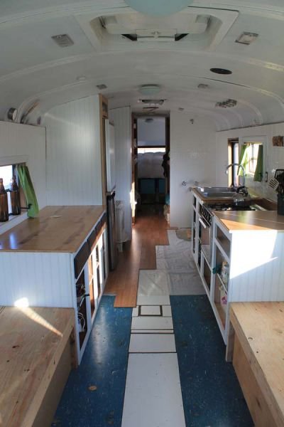 Школьный автобус, переделанный в дом на колёсах (20 фото) Школьный автобус, переделанный в дом на колёсах (20 фото)