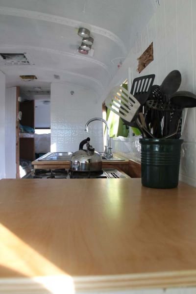 Школьный автобус, переделанный в дом на колёсах (20 фото) Школьный автобус, переделанный в дом на колёсах (20 фото)