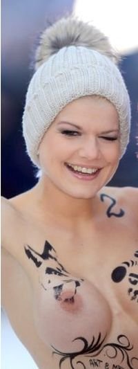 В Хеклингене состоялся полуголый спуск на санях (18 фото) В Хеклингене состоялся полуголый спуск на санях (18 фото)