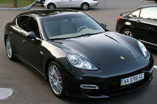 На каких автомобилях ездят известные футболисты (14 фото)