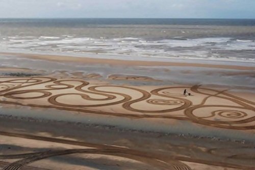 Великолепные рисунки на песке, созданные Андресом Амадором (25 фото) Великолепные рисунки на песке, созданные Андресом Амадором (25 фото)