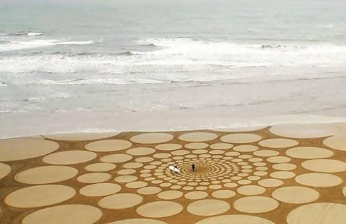 Великолепные рисунки на песке, созданные Андресом Амадором (25 фото) Великолепные рисунки на песке, созданные Андресом Амадором (25 фото)