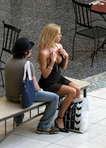 Соблазнительные девушки, которых можно встретить на улице (34 фото)