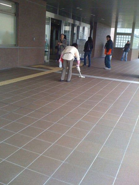 Странные женщины с пылесосом на улице (19 фото) Странные женщины с пылесосом на улице (19 фото)