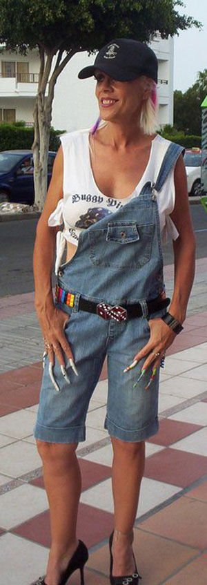 Обладательницы мегадлинных ногтей (30 фото) Обладательницы мегадлинных ногтей (30 фото)